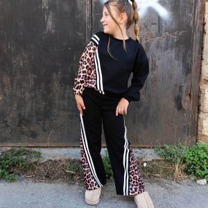 Μαύρο σετ κορίτσι με λεοπάρ και λευκές ρίγες – μοντέρνα μπλούζα και παντελόνι καμπάνα για στιλάτες παιδικές εμφανίσεις