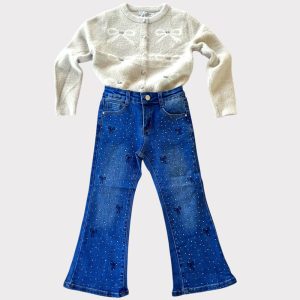 Σετ κορίτσι με λευκό πλεκτό φιογκάκια και τζιν καμπάνα με στρας – κομψό παιδικό ντύσιμο