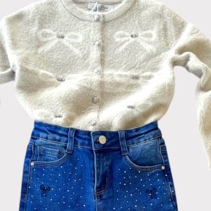 Σετ κορίτσι με λευκό πλεκτό φιογκάκια και τζιν καμπάνα με στρας – κομψό παιδικό ντύσιμο