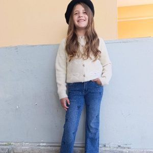 Σετ κορίτσι με λευκό πλεκτό φιογκάκια και τζιν καμπάνα με στρας – κομψό παιδικό ντύσιμο