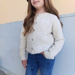 Σετ κορίτσι με λευκό πλεκτό φιογκάκια και τζιν καμπάνα με στρας – κομψό παιδικό ντύσιμο