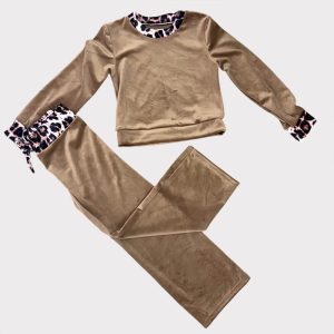 Παιδικό μπεζ σετ με λεοπάρ λεπτομέρειες και φιόγκους στα μανίκια – για κορίτσια με στυλ.