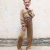 Παιδικό μπεζ σετ με λεοπάρ λεπτομέρειες και φιόγκους στα μανίκια – για κορίτσια με στυλ.