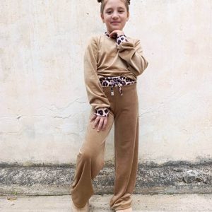 Παιδικό μπεζ σετ με λεοπάρ λεπτομέρειες και φιόγκους στα μανίκια – για κορίτσια με στυλ.