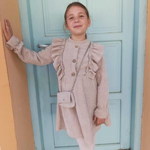 Κοριτσίστικο κοτλέ φόρεμα με βολάν, ξύλινα κουμπιά και ασορτί τσαντάκι, ιδανικό για ιδιαίτερες περιστάσεις.