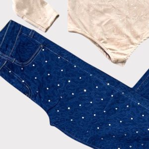 Παιδικό σετ με nude μπλούζα με στρας και μπλε τζιν με στρας, για κοριτσάκια με στυλ.