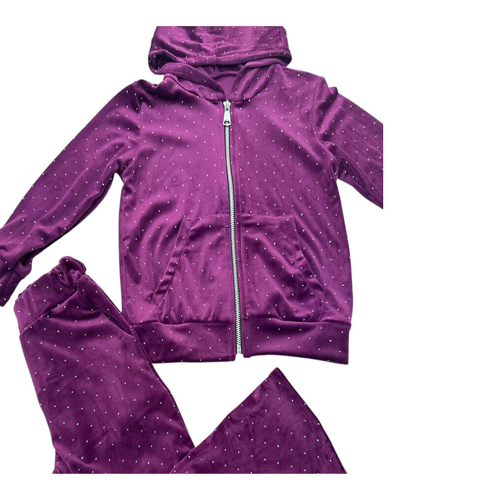 Παιδικό μοβ βελούδινο σετ με κουκούλα και λαμπερά στρας – ιδανικό για κορίτσια με στυλ.