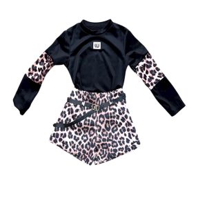 Παιδικό σετ με μαύρη μπλούζα και leopard print σορτς και ζώνη – μοντέρνο outfit για κορίτσια.
