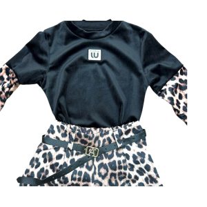 Παιδικό σετ με μαύρη μπλούζα και leopard print σορτς και ζώνη – μοντέρνο outfit για κορίτσια.