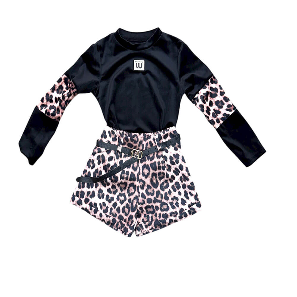 Παιδικό σετ με μαύρη μπλούζα και leopard print σορτς και ζώνη – μοντέρνο outfit για κορίτσια.