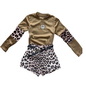 Παιδικό σετ με μπεζ μπλούζα και leopard print σορτς με ζώνη – μοντέρνο ντύσιμο για κορίτσια.