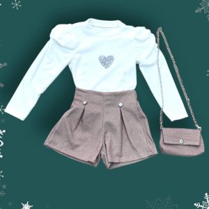 Παιδικό σετ με λευκή μπλούζα, glitter καρδούλα, μπεζ σορτς και τσάντα – κομψό look για μικρές κυρίες.