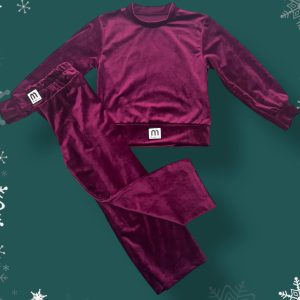 Παιδικό σετ από μπορντό βελούδο με μπλούζα και παντελόνι – cozy και στιλάτο ντύσιμο για παιδιά.