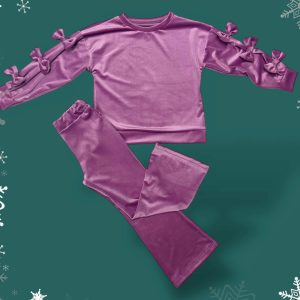 Παιδικό σετ μωβ από βελούδο με μπλούζα και φιόγκους στα μανίκια και ασορτί παντελόνι – ιδανικό για κορίτσια με ρομαντικό στυλ.