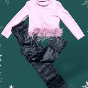 Παιδικό σετ με ροζ μπλούζα με πούπουλα και μαύρο δερμάτινο παντελόνι – μοντέρνο look για κορίτσια.