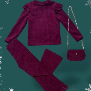 Παιδικό σετ με μπορντό πλεκτή μπλούζα, παντελόνι καμπάνα και ασορτί τσαντάκι – μοντέρνο outfit για κορίτσια.