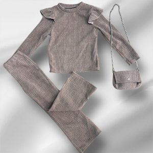 Παιδικό σετ με μπεζ πλεκτή μπλούζα, παντελόνι καμπάνα και τσαντάκι – κομψό και άνετο outfit για κορίτσια.