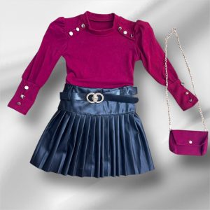 Παιδικό σετ με μπορντό μπλούζα, navy πλισέ φούστα με ζώνη και τσαντάκι – μοντέρνο ντύσιμο για κορίτσια.