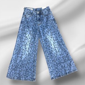 Παιδικό τζιν παντελόνι σε μπλε denim με leopard print – στυλάτο και τολμηρό σχέδιο για κορίτσια.
