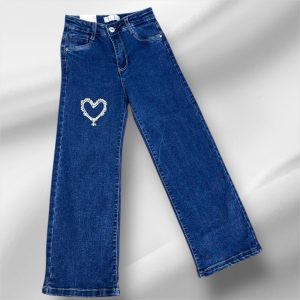 Παιδικό τζιν παντελόνι με λευκό κέντημα καρδιάς – κομψό και μοντέρνο denim για κορίτσια.