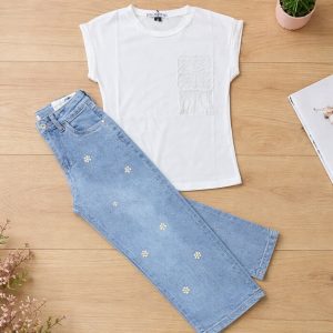 σετ κορίτσι με λευκή μπλούζα και τζιν παντελόνι με λουλουδάκια παιδικά ρούχα κορίτσι