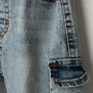 Βρεφικό σετ αγοριού με γαλάζια ζακέτα με κουκούλα και σχέδιο αυτοκινητάκια, λευκό T-shirt και τζιν cargo παντελόνι.