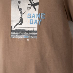 Σετ αγοριού με καφέ κοντομάνικη μπλούζα Game Day και ανοιχτή μπλε τζιν βερμούδα.
