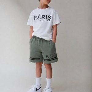 Σετ αγοριού με λευκή κοντομάνικη μπλούζα PARIS και λαδί βερμούδα με διακοσμητικές μαύρες ρίγες.