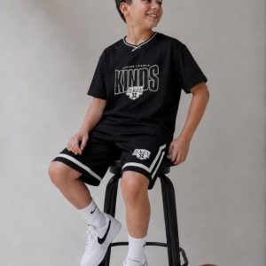 Σετ αγοριού με μαύρη κοντομάνικη μπλούζα KINGS League 32 και μαύρη αθλητική βερμούδα με λευκές ρίγες.