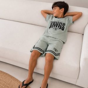 Σετ αγοριού με βεραμάν κοντομάνικη μπλούζα KINGS League 32 και ασορτί βερμούδα με μαύρες διακοσμητικές ρίγες.